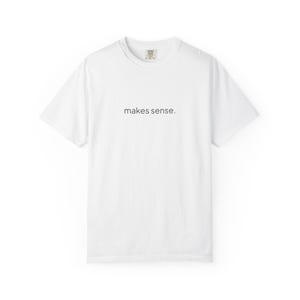 Puede incluir: Una camiseta blanca de manga corta y cuello redondo con el texto "makes sense." impreso en una fuente sans-serif negra sencilla en el centro del pecho. La prenda tiene un corte estándar con cuello acanalado y etiqueta de marca visible.
