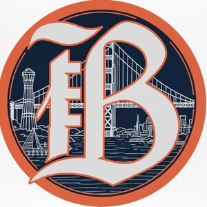Pu&ograve; includere: Logo circolare con sfondo blu navy e bordo arancione. Il logo presenta le lettere "FB" in un carattere bianco stilizzato, con il Golden Gate Bridge e un paesaggio urbano.