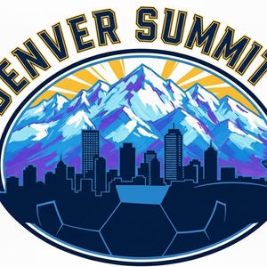 Pode incluir: Logotipo circular para Denver Summit FC, com uma cordilheira em tons de azul e roxo acima de um horizonte urbano. O texto "DENVER SUMMIT FC" est&aacute; em arco sobre a cena da montanha em dourado e azul marinho.