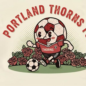 Op de afbeelding: Een cartoon illustratie van een voetbal karakter met een rood shirt met de tekst "THORNS" en een zwarte korte broek, die tegen een voetbal trapt. De woorden "PORTLAND THORNS FC" staan in een boog boven het karakter in het rood. Rozen omringen het karakter.