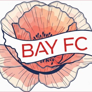 Pu&ograve; includere: Un design floreale con un grande papavero stilizzato nei toni del pesca e del corallo, con uno striscione bianco al centro. Lo striscione mostra il testo rosso "BAY FC". L'opera d'arte ha un'estetica delicata e disegnata a mano.