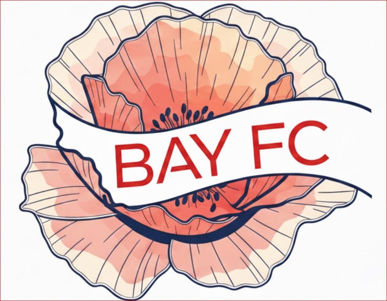Pu&ograve; includere: Un design floreale con un grande papavero stilizzato nei toni del pesca e del corallo, con uno striscione bianco al centro. Lo striscione mostra il testo rosso "BAY FC". L'opera d'arte ha un'estetica delicata e disegnata a mano.