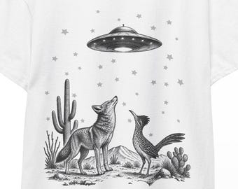Koszulka z motywem pustynnego kojota i strusia pędraka z UFO na pustyni | Południowo-zachodnia noc, zabawny statek kosmiczny, obcy, gwiazdy, zwierzę, ilustracja