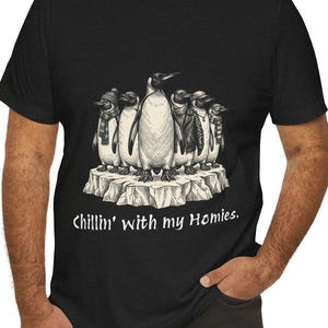 Camiseta "Relajándome con mis amigos" Camiseta de pingüinos geniales Camiseta con ilustración de pingüino Camiseta de amigos Camiseta de grupo de amigos Iceberg Camiseta para adolescentes en blanco y negro imagen 3