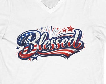 Koszulka z dekoltem w serek „Blessed” z patriotycznym napisem „Pride” | Flaga amerykańska, czerwono-biało-niebieska, USA, 4 lipca, Wiara, Dzień Niepodległości Ameryki, 250. rocznica