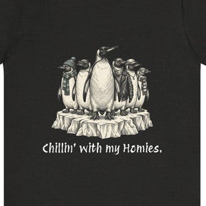 Camiseta "Relajándome con mis amigos" Camiseta de pingüinos geniales Camiseta con ilustración de pingüino Camiseta de amigos Camiseta de grupo de amigos Iceberg Camiseta para adolescentes en blanco y negro imagen 1