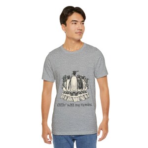 Camiseta "Relajándome con mis amigos" Camiseta de pingüinos geniales Camiseta con ilustración de pingüino Camiseta de amigos Camiseta de grupo de amigos Iceberg Camiseta para adolescentes en blanco y negro imagen 15
