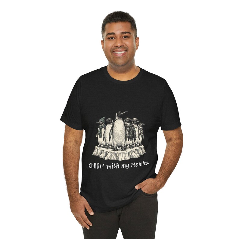 Camiseta "Relajándome con mis amigos" Camiseta de pingüinos geniales Camiseta con ilustración de pingüino Camiseta de amigos Camiseta de grupo de amigos Iceberg Camiseta para adolescentes en blanco y negro imagen 3