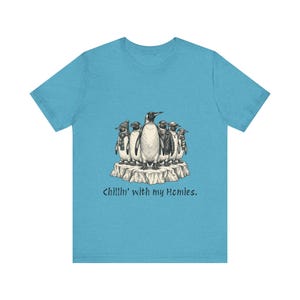 Camiseta "Relajándome con mis amigos" Camiseta de pingüinos geniales Camiseta con ilustración de pingüino Camiseta de amigos Camiseta de grupo de amigos Iceberg Camiseta para adolescentes en blanco y negro imagen 18