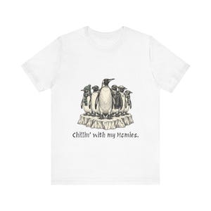 Camiseta "Relajándome con mis amigos" Camiseta de pingüinos geniales Camiseta con ilustración de pingüino Camiseta de amigos Camiseta de grupo de amigos Iceberg Camiseta para adolescentes en blanco y negro imagen 7