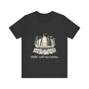 Camiseta "Relajándome con mis amigos" Camiseta de pingüinos geniales Camiseta con ilustración de pingüino Camiseta de amigos Camiseta de grupo de amigos Iceberg Camiseta para adolescentes en blanco y negro imagen 4
