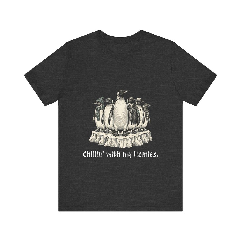 Camiseta "Relajándome con mis amigos" Camiseta de pingüinos geniales Camiseta con ilustración de pingüino Camiseta de amigos Camiseta de grupo de amigos Iceberg Camiseta para adolescentes en blanco y negro imagen 4