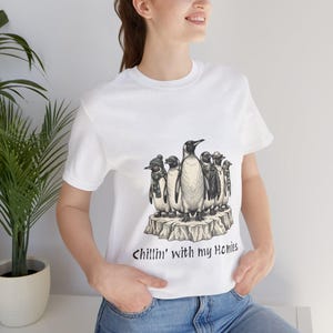 Camiseta "Relajándome con mis amigos" Camiseta de pingüinos geniales Camiseta con ilustración de pingüino Camiseta de amigos Camiseta de grupo de amigos Iceberg Camiseta para adolescentes en blanco y negro imagen 6