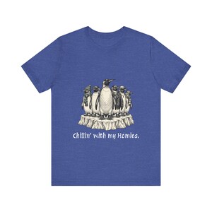 Camiseta "Relajándome con mis amigos" Camiseta de pingüinos geniales Camiseta con ilustración de pingüino Camiseta de amigos Camiseta de grupo de amigos Iceberg Camiseta para adolescentes en blanco y negro imagen 16
