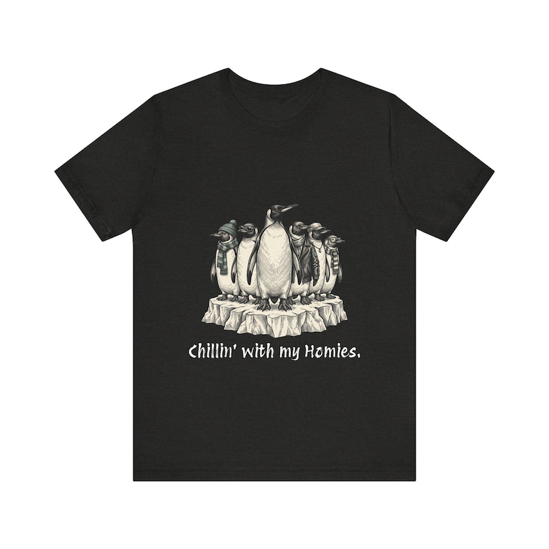 Camiseta "Relajándome con mis amigos" Camiseta de pingüinos geniales Camiseta con ilustración de pingüino Camiseta de amigos Camiseta de grupo de amigos Iceberg Camiseta para adolescentes en blanco y negro imagen 1