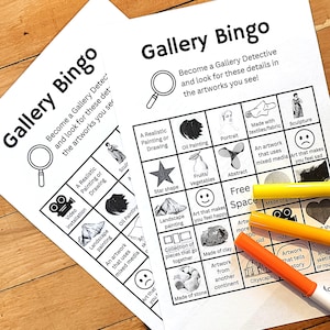 Può includere: Due fogli di carta bianca intitolati Gallery Bingo con testo e illustrazioni in nero. Ogni griglia contiene categorie come Pittura a olio, Scultura e Paesaggio. Tre pennarelli di colore giallo, arancione e rosso poggiano sulla carta.