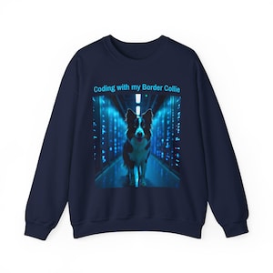 Op de afbeelding: Marineblauwe sweatshirt met een afbeelding van een Border Collie-hond in een blauw verlichte gang. De tekst "Coding with my Border Collie" staat boven de afbeelding. De sweatshirt heeft lange mouwen en een ronde hals.