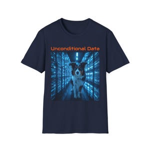 Könnte beinhalten: Marineblaues T-Shirt mit einem Grafikdesign eines Hundes in einem Rechenzentrum und dem Text "Unconditional Data" in Orange. Der Hund ist schwarz, weiß und braun. Der Hintergrund ist ein blau beleuchteter Serverraum.