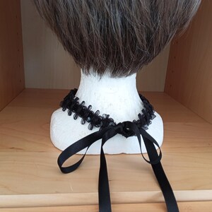 Glamoureuze halsketting/choker van zwarte organza, satijn en pailletten. Gotische, burlesque chic. Handgemaakt.