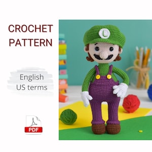 Puede incluir: Muñeco de Luigi tejido a ganchillo, con gorro verde con una "L" blanca, camisa verde, peto morado y zapatos marrones. El muñeco tiene bigote negro y pelo castaño. También aparece el texto "CROCHET PATTERN" y "English US terms".