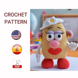 Puede incluir: Muñeco de Mr. Potato Head tejido a ganchillo con cuerpo beige, pies rojos y sombrero blanco con flor amarilla. El muñeco tiene orejas rosas, nariz rosa y boca roja. El texto "CROCHET PATTERN" está arriba a la izquierda.