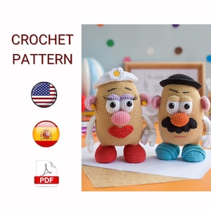 Può includere: Due figure a forma di patata all'uncinetto, una con un cappello bianco e l'altra con un cappello nero. Le figure hanno orecchie rosa, piedi rossi e braccia bianche. Il testo "CROCHET PATTERN" è in alto a sinistra.