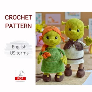 Puede incluir: Patrón de ganchillo con dos muñecos hechos a mano, uno con pelo naranja y un vestido verde, el otro con un vestido blanco y un chaleco marrón. Se muestra el texto "CROCHET PATTERN" y "English US terms". Los muñecos son verdes y beige.