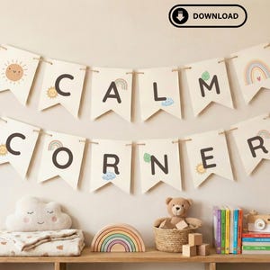 Puede incluir: Un cartel que dice "CALM CORNER" con ilustraciones de un sol, un arcoíris, una nube y una hoja. El cartel está colgado en una pared sobre una estantería de madera con una almohada en forma de nube, una manta, un apilador de arcoíris, un oso de peluche, libros y una cámara de juguete.