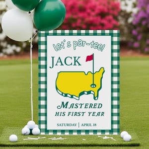 Könnte beinhalten: Ein festliches Schild mit dem Text "Let's par-tee!" und "Jack hat sein erstes Jahr gemeistert" mit einer Golfplatz-Kartengrafik. Das Schild befindet sich auf einem grün-weiß karierten Hintergrund, mit weißen und grünen Luftballons und Golfbällen.