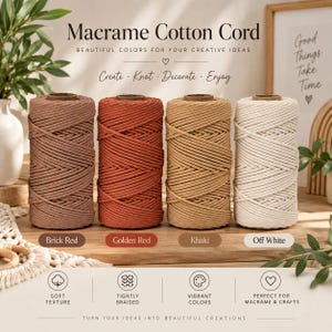 Könnte beinhalten: Vier zylindrische Spulen aus Makramee-Baumwollkordel in Ziegelrot, Goldrot, Khaki und Cremeweiß. Der Text lautet Macrame Cotton Cord, Create Knot Decorate Enjoy, Good Things Take Time, Soft Texture, Tightly Braided, Vibrant Colors und Turn Your Ideas Into Beautiful Creations.