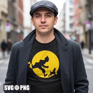 以下が含まれることがあります： 黒いTシャツ。黄色い円の中に、走る人物と犬の黒いシルエットが描かれています。Tシャツを着ている人は、グレーの帽子とコートも着用しています。画像には「SVG ICONIC PNG」という文字が含まれています。