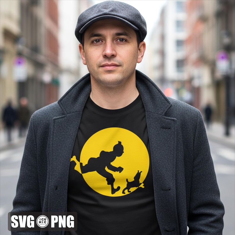 以下が含まれることがあります： 黒いTシャツ。黄色い円の中に、走る人物と犬の黒いシルエットが描かれています。Tシャツを着ている人は、グレーの帽子とコートも着用しています。画像には「SVG ICONIC PNG」という文字が含まれています。