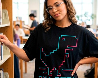 Diseño de camiseta imprimible con efecto glitch de dinosaurio cromado en formato SVG y PNG / Inspirado en juegos sin conexión (descarga digital)