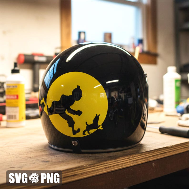 以下が含まれることがあります： 光沢のある黒いオートバイのヘルメット。黄色い円形のグラフィックデザインで、人物と犬のシルエットが描かれています。ヘルメットは木製の表面に置かれています。「SVG NYC PNG」の文字が下にあります。