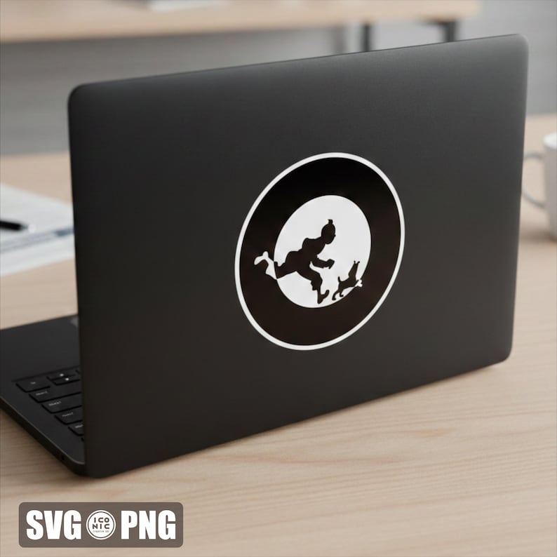 以下が含まれることがあります： 黒いノートパソコンに、犬2匹と走る人のシルエットが描かれた丸いステッカー。ステッカーには白い縁取りと、円の内側に白い背景があります。画像の下部には「SVG ICON PNG」というテキストがあります。
