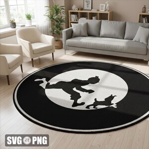 以下が含まれることがあります： 黒い持ち手と「But First, Coffee」のテキストが黒い太字で書かれた白いセラミックマグ。マグカップは木製の表面に置かれています。マグカップの高さは約10cmです。