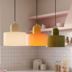 Könnte beinhalten: Ein Set aus drei Keramikbechern mit gesprenkelter, matter Oberfläche. Die Becher sind in Creme-, Hellgrau- und Dunkelgrautönen gehalten. Jeder Becher hat ein schlichtes, minimalistisches Design und einen abgerundeten Henkel.