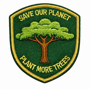 Könnte beinhalten: Gestickter Aufnäher in Form eines grünen Schildes mit einer Baumillustration. Der Text "SAVE OUR PLANET" ist oben und "PLANT MORE TREES" unten in einem Bogen angeordnet. Das Design hat einen goldenen Rand und befindet sich auf weißem Hintergrund.
