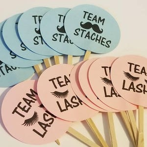 Cupcake-Topper „Staches Or Lashes“ – 24 Stück Für Gender Reveal Party