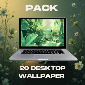Puede incluir: Un portátil plateado muestra un fondo de pantalla con una rana de dibujos animados en un entorno verde exuberante. La palabra "PACK" está en la parte superior y "20 DESKTOP WALLPAPER" en la parte inferior en texto blanco. El fondo tiene flores y vegetación.