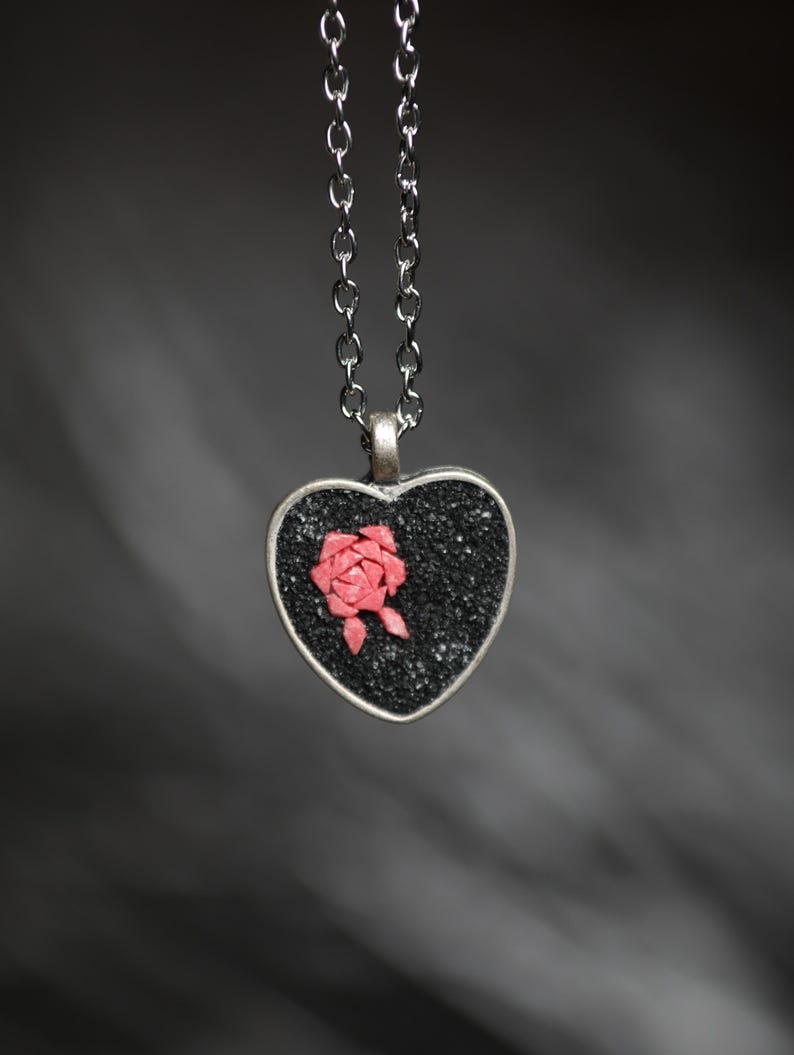 Collier camée cœur en micro mosaïque – Fleur rouge marbrée sur pierres ...