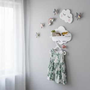 Puede incluir: Juego de tres tazas de cerámica con acabado mate moteado. Las tazas son de color crema, gris claro y gris oscuro. Cada taza tiene un diseño simple y minimalista, ideal para café o té.