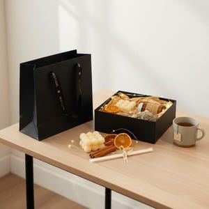 以下が含まれることがあります： 白いセラミックマグカップ、黒いハンドル付き。「But First, Coffee」の手書き風テキスト。白い表面に置かれています。マグカップの高さは約10cmです。