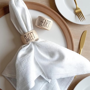 Personliga servettringar i trä, graverad bröllopsbordsdekoration, graverad servetthållare, rustika servettringar, present till henne och hans.