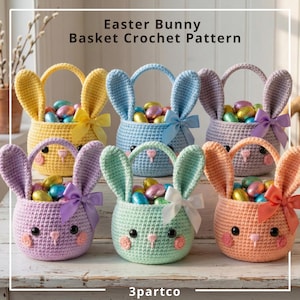 Peut inclure: Six paniers de Pâques en crochet en forme de lapin, de couleurs pastel, remplis d'œufs en chocolat emballés. Les paniers ont des oreilles de lapin, des nœuds et des visages. Le texte indique "Easter Bunny Basket Crochet Pattern."