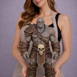 Puede incluir: Una figura gris de un guerrero musculoso con una expresión severa, que lleva una armadura de cuero marrón con una hebilla de cinturón de calavera y detalles puntiagudos. La figura tiene un collar de cuentas azules y mide unos 30 cm de altura.