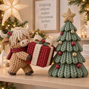 Peut inclure: Une figurine de vache highland beige à la texture tricotée épaisse tenant un cadeau rouge avec un ruban crème, à côté d'un sapin de Noël tricoté vert surmonté d'une étoile dorée et décoré de boules rouges et dorées.