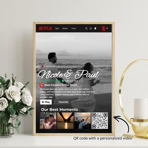 Może przedstawiać: Oprawiony czarno-biały nadruk z motywem Netflix. Na wydruku widnieją imiona "Nicole & Paul" oraz tekst "Best Couples in The World". Obraz zawiera kod QR i zdjęcie pary na plaży.