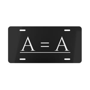 Pode incluir: Placa de carro preta com a equação "A = A" em branco. As letras e o sinal de igual são centralizados, com uma linha abaixo da equação. A placa tem quatro orifícios de montagem.