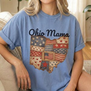 Maglietta patriottica patchwork Ohio Mama, Comfort Colors 1717, regalo personalizzato per la festa della mamma, finta trapuntatura con lo stato degli Stati Uniti, regalo per il 4 luglio per la mamma